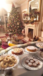una mesa con pastas y un árbol de Navidad en una habitación en Luxury B&B IL Sogno, en Cerignola
