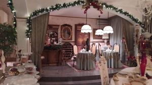 una sala da pranzo con tavoli e decorazioni natalizie di Luxury B&B IL Sogno a Cerignola