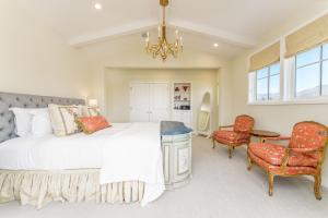 a bedroom with a bed and a table and chairs at Harmony Meadows Tennis Resort in Manson