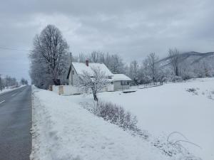 Το Holiday Home Jurin Raj τον χειμώνα