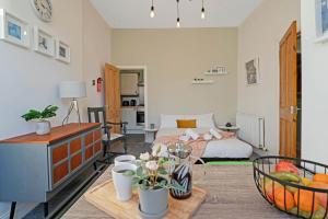 Η κουζίνα ή μικρή κουζίνα στο Cozy with Character Logie Green Central Main Door Flat +33 φωτογραφίες