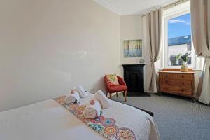 Ένα ή περισσότερα κρεβάτια σε δωμάτιο στο Cozy with Character Logie Green Central Main Door Flat