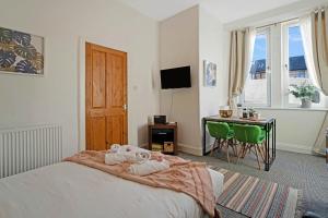 Μια τηλεόραση ή/και κέντρο ψυχαγωγίας στο Cozy with Character Logie Green Central Main Door Flat