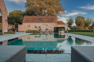 Bazén v ubytování Boutique Hotel De Brakelhoen nebo v jeho okolí