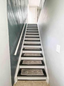 Una escalera que conduce a una habitación con puerta en Mountain View Condo - SW Littleton Gem, en Littleton
