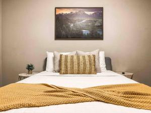 Katil atau katil-katil dalam bilik di Mountain View Condo - SW Littleton Gem