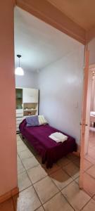 - une chambre avec un lit violet dans l'établissement Casa Ola!, à Mendoza
