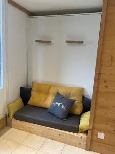 a couch in the corner of a room at L'aiguille de L'M in Chamonix-Mont-Blanc