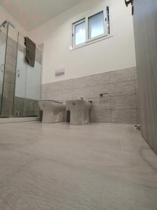 Teatro del Sole Mare Sferracavallo في باليرمو: حمام مع دورتين مياه في الغرفة