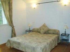 a bedroom with a bed with two lamps and a window at Appartement charmant, Monteux, 70 m², Piscine Partagée in Monteux