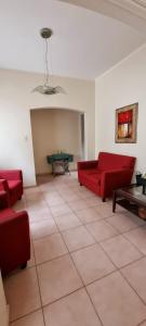 - un salon avec des canapés rouges et une table dans l'établissement Casa Ola!, à Mendoza
