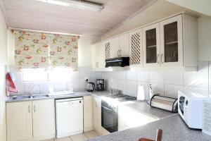 A kitchen or kitchenette at Whispering Whale