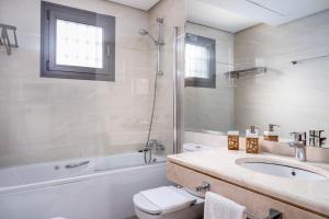Kúpeľňa v ubytovaní Daria Beach Gran Terraza by AlohaMalaga + 37 fotografií