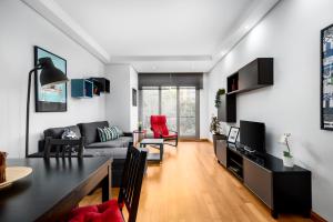 salon z kanapą i stołem w obiekcie Daria Beach Gran Terraza by AlohaMalaga w Maladze