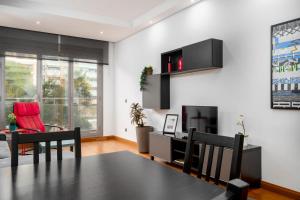 Telewizja i/lub zestaw kina domowego w obiekcie Daria Beach Gran Terraza by AlohaMalaga