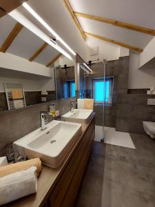 Ένα μπάνιο στο Viktors Apartments