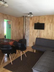 TV a/nebo společenská místnost v ubytování Cabañas Tinajas hidromasaje Chanlelfu