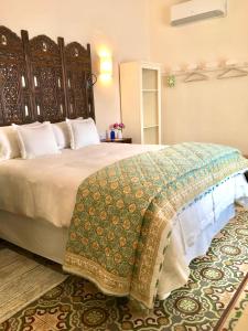 Un dormitorio con una cama grande con una manta. en Número 9, en Medina Sidonia