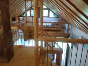 einen Blick über eine Holztreppe in einem Haus in der Unterkunft UROCZY DOMEK in Brenna