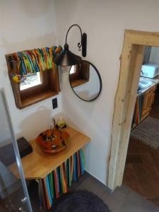 ein kleines Zimmer mit einem Tisch und einer Lampe an der Wand in der Unterkunft UROCZY DOMEK in Brenna