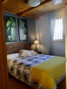 um quarto com uma cama num quarto com uma janela em Apartamento María en Valdelinares VUTE-21-041 em Valdelinares