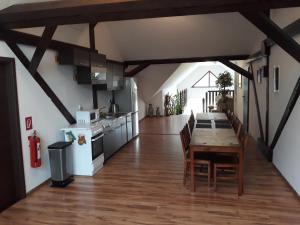 een keuken en eetkamer met een tafel en stoelen bij Eden House in Dubová