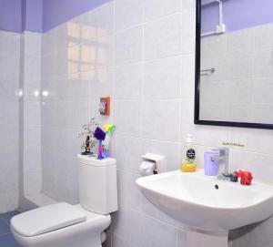 Koupelna v ubytování Cozy Rooms JKIA - 3 Bedroom With 5 Beds, 2Baths