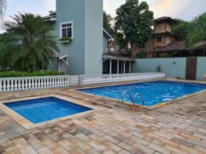een zwembad voor een huis bij Casinha de Boneca em Juquey in Juquei