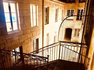 un escalier menant à un bâtiment avec fenêtres et escalier dans l'établissement Les Tiercelines, à Dole