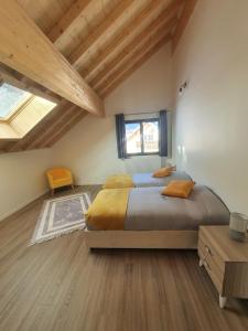 Giường trong phòng chung tại Maison au cœur de l'Oisans