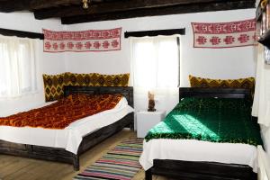 Un pat sau paturi într-o cameră la Satu Muscelean