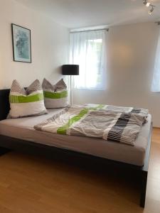 מיטה או מיטות בחדר ב-Ferienwohnung Am Gießbach 15