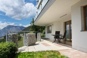 a balcony with a table and chairs and mountains at Panorama Ferienwohnung Reich in Oetz