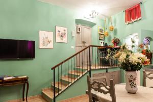uma sala de estar com uma escada e uma televisão em Casa Masci em Tivoli