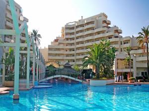 een groot zwembad voor sommige gebouwen bij penthouse benal beach in Benalmádena