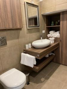 ein Badezimmer mit Waschbecken und Toilette in der Unterkunft Soggiorno tra storia e design - la Domus in Ercolano