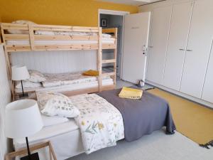 מיטה או מיטות קומותיים בחדר ב-Montolan Koulun Majatalo