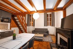 a kitchen and living room with a table and a couch at Au coeur de Lyon Proche Bellecour + Superbe Vue in Lyon