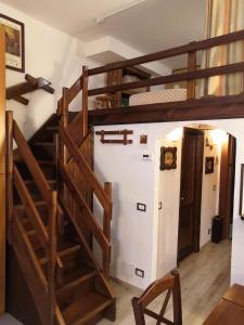 Zimmer mit 2 Hochbetten und einer Treppe in der Unterkunft Le Petit Refuge Cervinia in Breuil-Cervinia