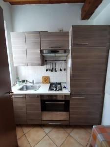 Кухня или кухненски бокс в Apartment in the city center with SELF CHECK-IN