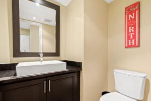 Et badeværelse på Luxurious Sierra Lane Escape + 36 billeder