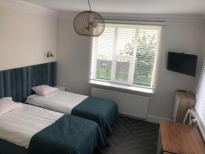 pokój hotelowy z dwoma łóżkami i oknem w obiekcie Pokoje dom Gustaw Augustów w mieście Augustów