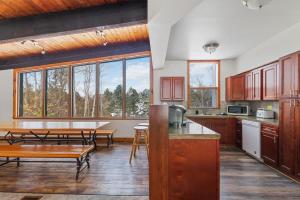 a kitchen and dining room with a table and chairs at 12 Beds Sleep 16 Chalet with HotTub, 2min to Blue in Blue Mountains