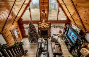 una vista aérea de una sala de estar con un árbol de Navidad en Minnies Mountain Lake House, en La Follette