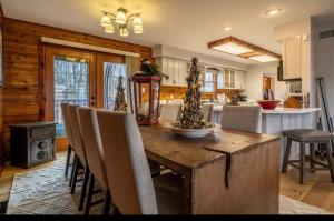 Minnies Mountain Lake House في La Follette: مطبخ مع طاولة وكراسي خشبية