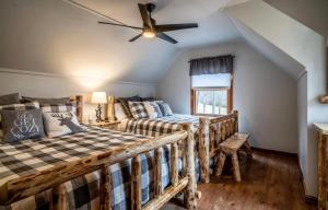 A bed or beds in a room at Minnies Mountain Lake House