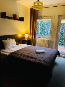 ein Schlafzimmer mit einem Bett und einem Tablett darauf in der Unterkunft Smart2Stay Magnolia in Warschau