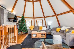 uma sala de estar com uma árvore de Natal num quarto em The Beehive w Hot Tub Sauna & Fireplace em Blue Mountains