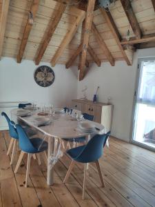 Obalie-Le Vignemale في كوتيريه: غرفة طعام مع طاولة وكراسي