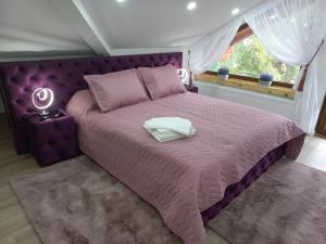 Tempat tidur dalam kamar di Kalinderu luxury ski loft